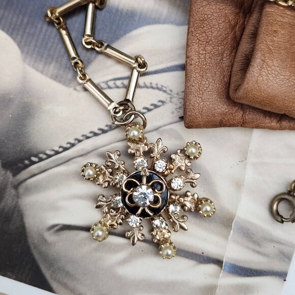 Vintage 1950's enamel & rhinestone snowflake pendant on gold tone chain - Picture 4 of 10